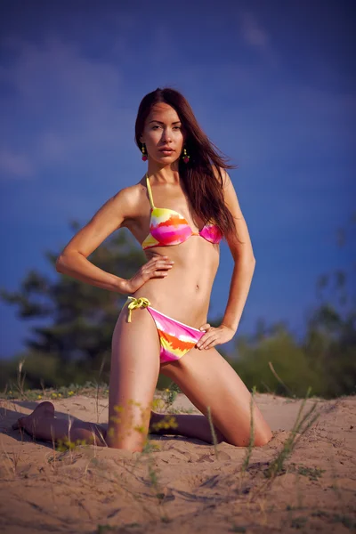 Vacker flicka i en bikini. — Stockfoto