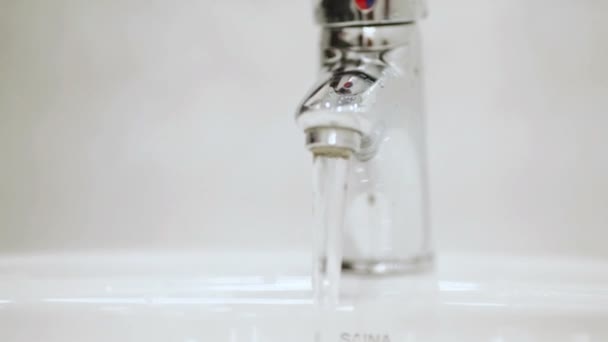 Fermer le robinet de salle de bain sur et hors tension 