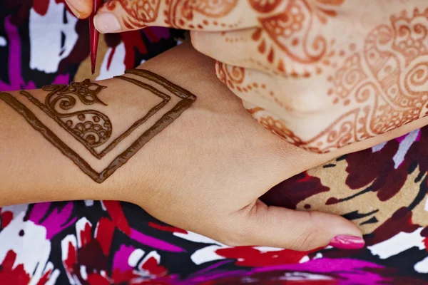 Henna arte en la mujer —  Fotos de Stock