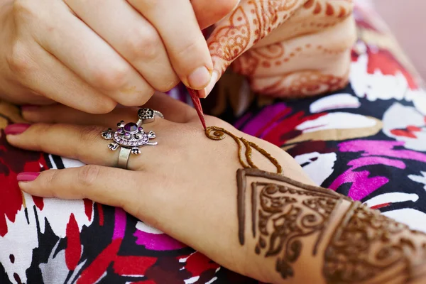 Henna art på kvinna — Stockfoto