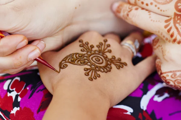 Henna art på kvinna — Stockfoto