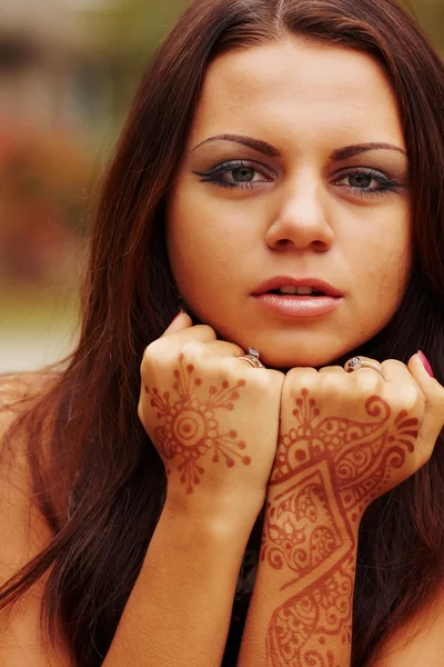 Hermosa chica pintada Mehandi — Foto de Stock