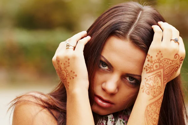 Hermosa chica pintada Mehandi Imagen de archivo