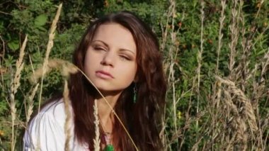 yüksek otların arasında güzel bir kız oturuyor