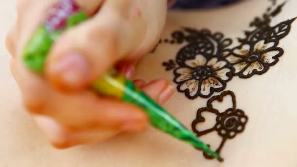 Drawing a henna — Stock Video