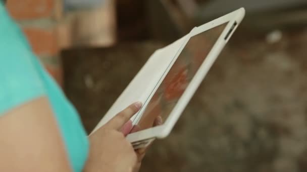 Γυναίκα που χρησιμοποιεί υπολογιστή tablet — Αρχείο Βίντεο
