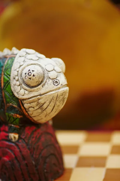 Figura de camaleón en un tablero de ajedrez . — Foto de Stock
