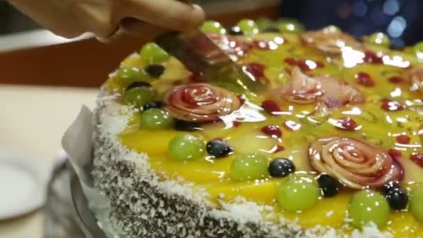 Cutting of wedding cake with fruit — Αρχείο Βίντεο