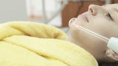 Elektrikli bir cihaz tarafından kozmetik prosedürler