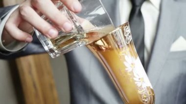 damat Şampanya içki alıyor..