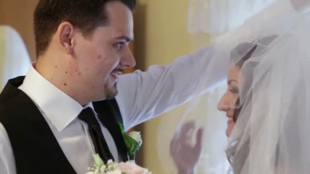Bruidegom ziet bruid eerst — Stockvideo