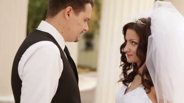 Vőlegény menyasszony közelében megy — Stock videók