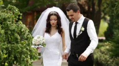 damat ve gelin parkta yürüyüş