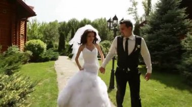 damat ve gelin tutan eller üstünde-e doğru bir yolda acele et..