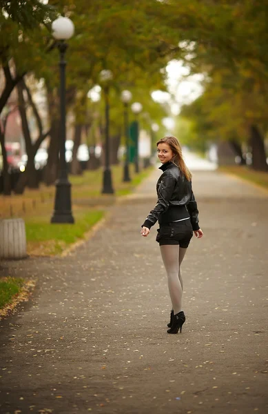 Junge brünette Frau Porträt in Herbstfarbe — Stockfoto