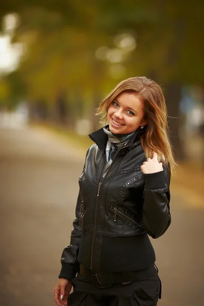 Jonge brunette vrouw portret in herfst kleur — Stockfoto