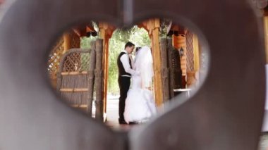 evli bir çift kalp şeklinde bir çerçevede aşığı