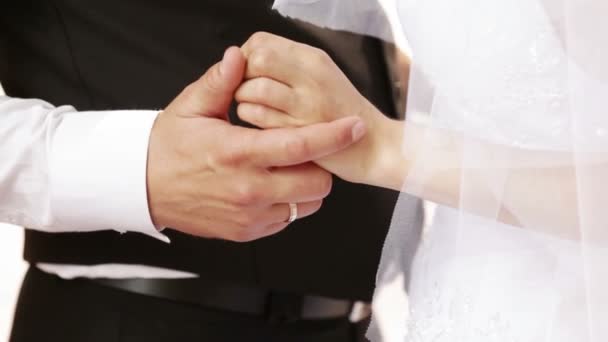 Жених обнимает невесту — стоковое видео