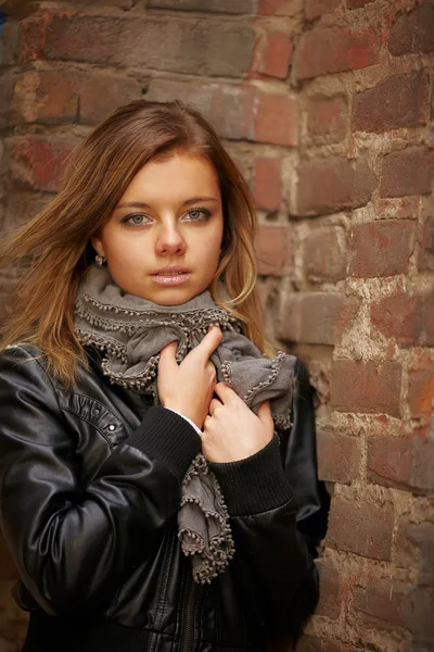 Beautiful girl in autumn coat — Stock Photo, Image