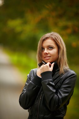 sonbahar doğa güzel kız