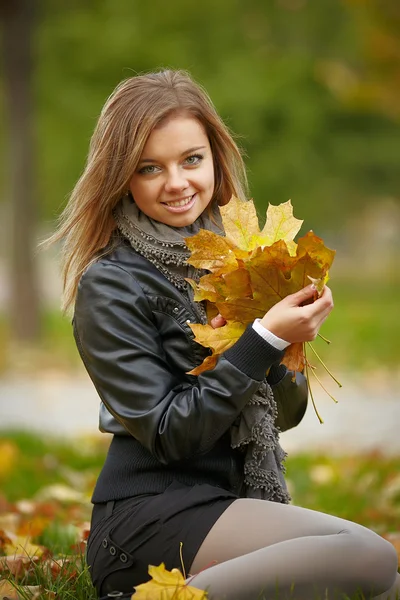Sonbahar parkında güzel bir kız. — Stok fotoğraf