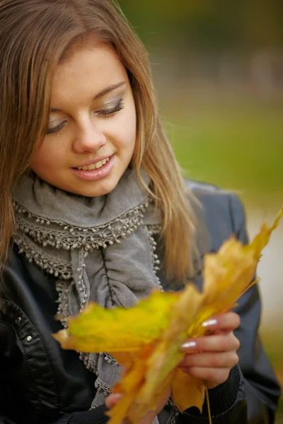 Mooi meisje in de herfst park — Stockfoto