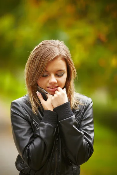 Hermosa chica en la naturaleza de otoño — Foto de Stock