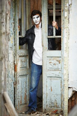 adam MIME karşı eski ahşap kapı.