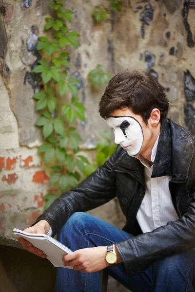 Mime cara lê seu livro — Fotografia de Stock