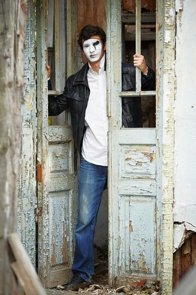 Guy mime proti staré dřevěné dveře. — Stock fotografie