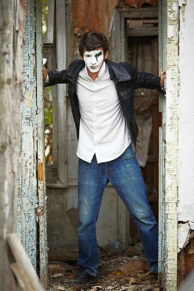 Guy mime contra la vieja puerta de madera . — Foto de Stock