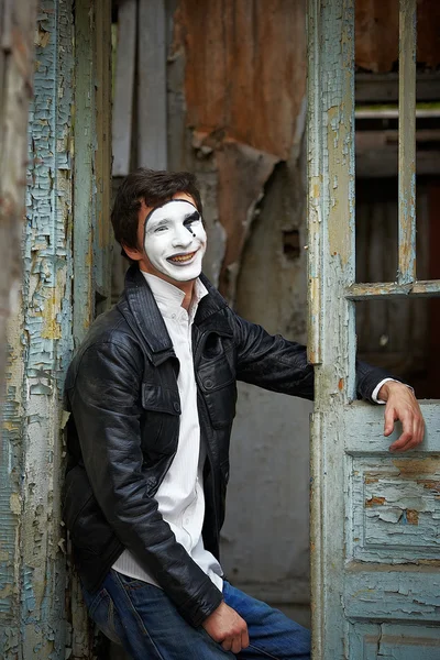 Guy mime tegen de oude houten deur. — Stockfoto