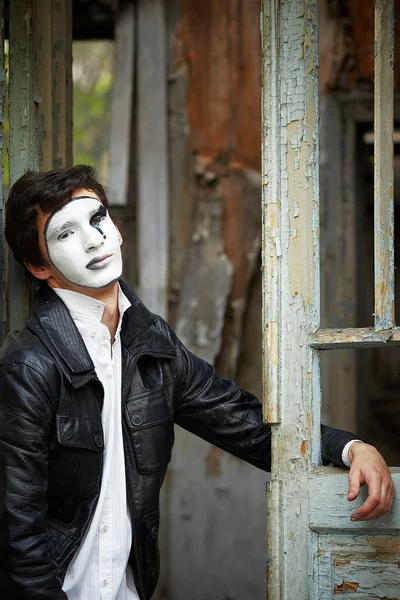 Guy mime tegen de oude houten deur. — Stockfoto