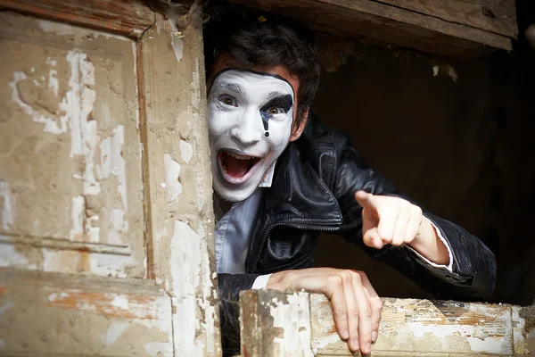 Guy mime contre la vieille porte en bois . — Photo