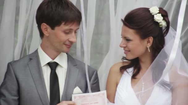 La mariée et le marié ont reçu un document de mariage — Video