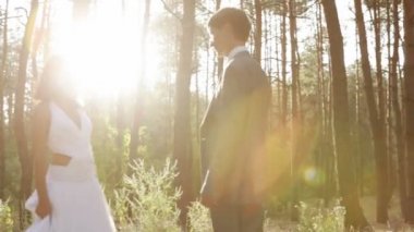 Sevgili çift gün batımında.