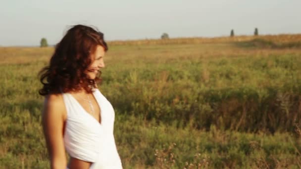 Danse de mariage au coucher du soleil — Video