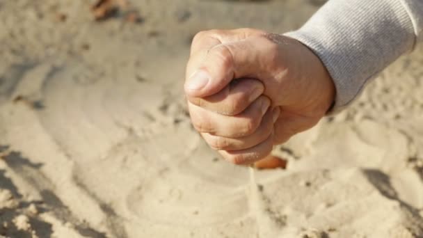 Рука бросает песок . — стоковое видео