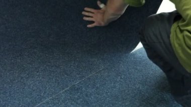 üzerinde halı yapışkan döşeme