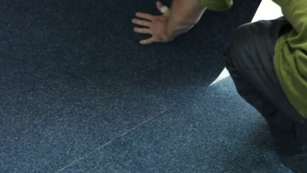 Colocación en el adhesivo de la alfombra — Vídeo de stock