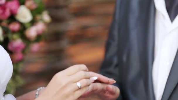 Anillo de boda de vestir — Vídeo de stock