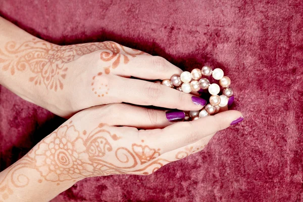 Henna art på kvinna — Stockfoto