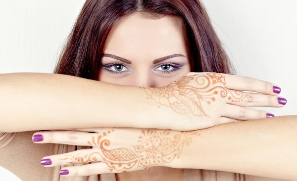 Hermosa chica pintada Mehandi — Foto de Stock