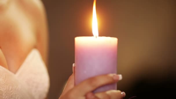 Soplando las velas en una boda — Vídeo de stock