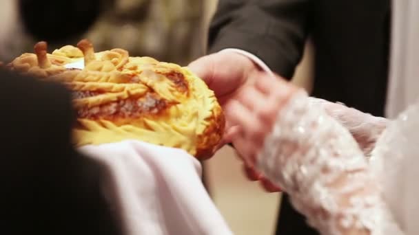Свадебный хлеб — стоковое видео