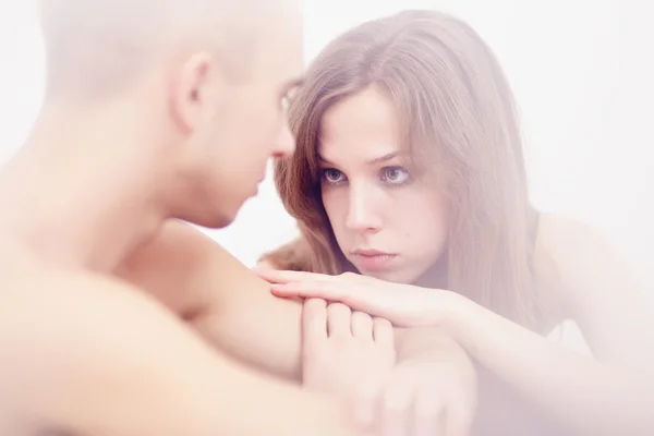 kaslı adam ve üstsüz kız