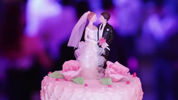 Figuras en un pastel de boda — Vídeos de Stock