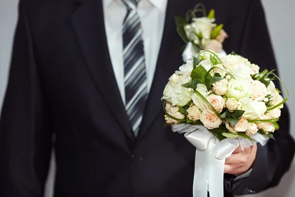 Bruidegom met een boeket — Stockfoto