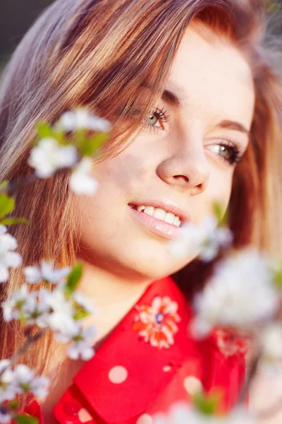 Flicka i blommor av körsbär — Stockfoto