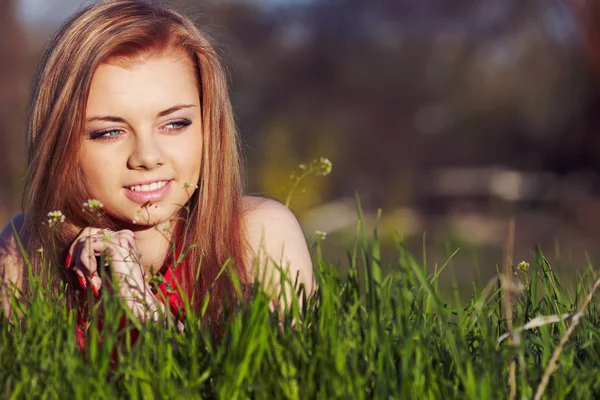 Fille sur l'herbe de printemps — Photo